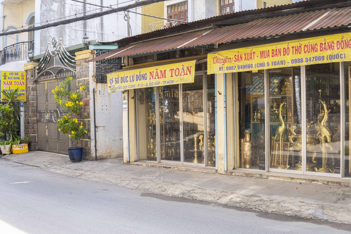 Làng đúc lư đồng cuối cùng ở TPHCM đìu hiu đón Tết - 2 Làng đúc lư đồng cuối cùng ở TPHCM đìu hiu đón Tết - 2