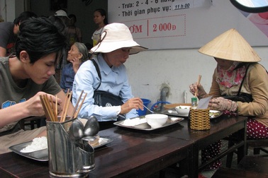 Ấm lòng quán cơm 2.000 đồng cho người nghèo giữa Đà Nẵng