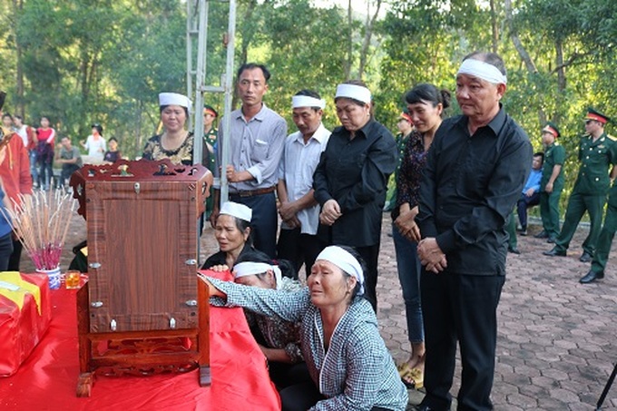 Nhiều đồng đội, bà con, anh em, bạn bè, nhân dân có mặt rưng rưng xúc động và không ngăn nổi những giọt nước mắt.