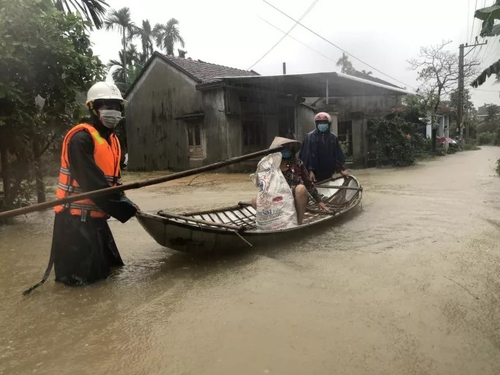 Biển nước bủa vây, người già, trẻ nhỏ hối hả chạy lũ - 10 Biển nước bủa vây, người già, trẻ nhỏ hối hả chạy lũ - 10