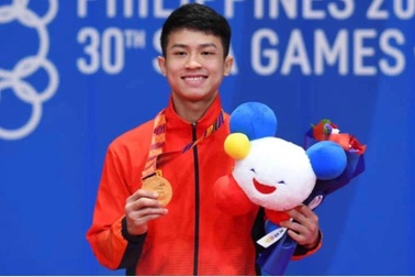 Võ sĩ Karate Nguyễn Thanh Duy tốt nghiệp xuất sắc tại Trường ĐH Kinh tế