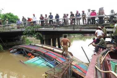 Tàu cá trôi khỏi bến neo đậu, lật úp trên sông