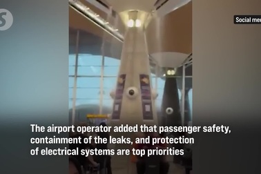 Mưa lớn khiến trần sân bay bị dột, nước tuôn xối xả như thác chảy