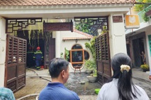 Cháy quán cà phê trong hẻm ở TPHCM, hành khách tháo chạy