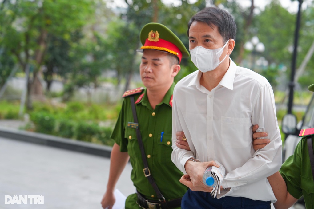 Cựu Thứ trưởng Bộ Công Thương Hoàng Quốc Vượng hầu tòa - 4 Cựu Thứ trưởng Bộ Công Thương Hoàng Quốc Vượng hầu tòa - 4