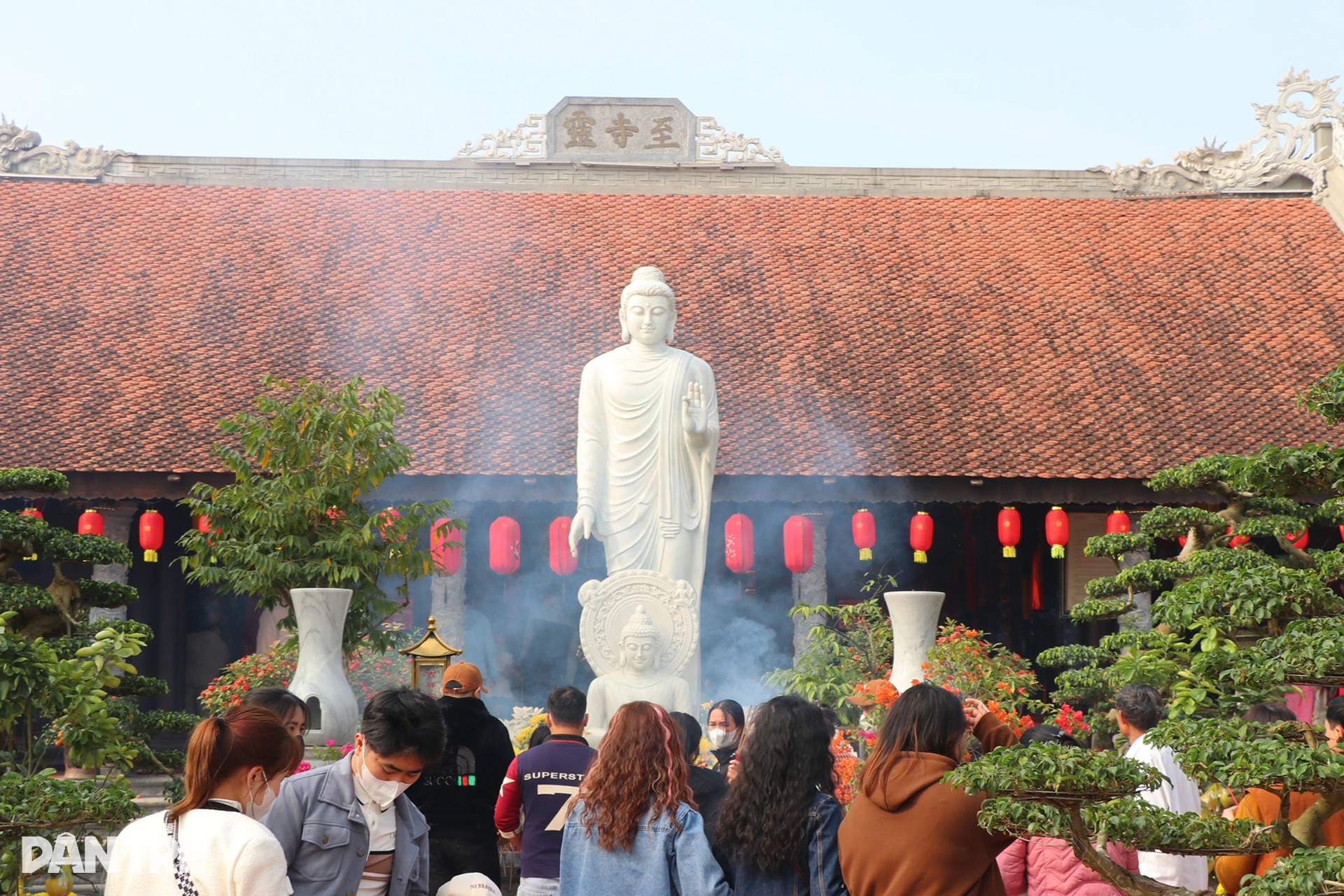 Nắng đẹp, thiếu nữ xúng xính áo dài vãn cảnh chùa ngày đầu năm - 2 Nắng đẹp, thiếu nữ xúng xính áo dài vãn cảnh chùa ngày đầu năm - 2