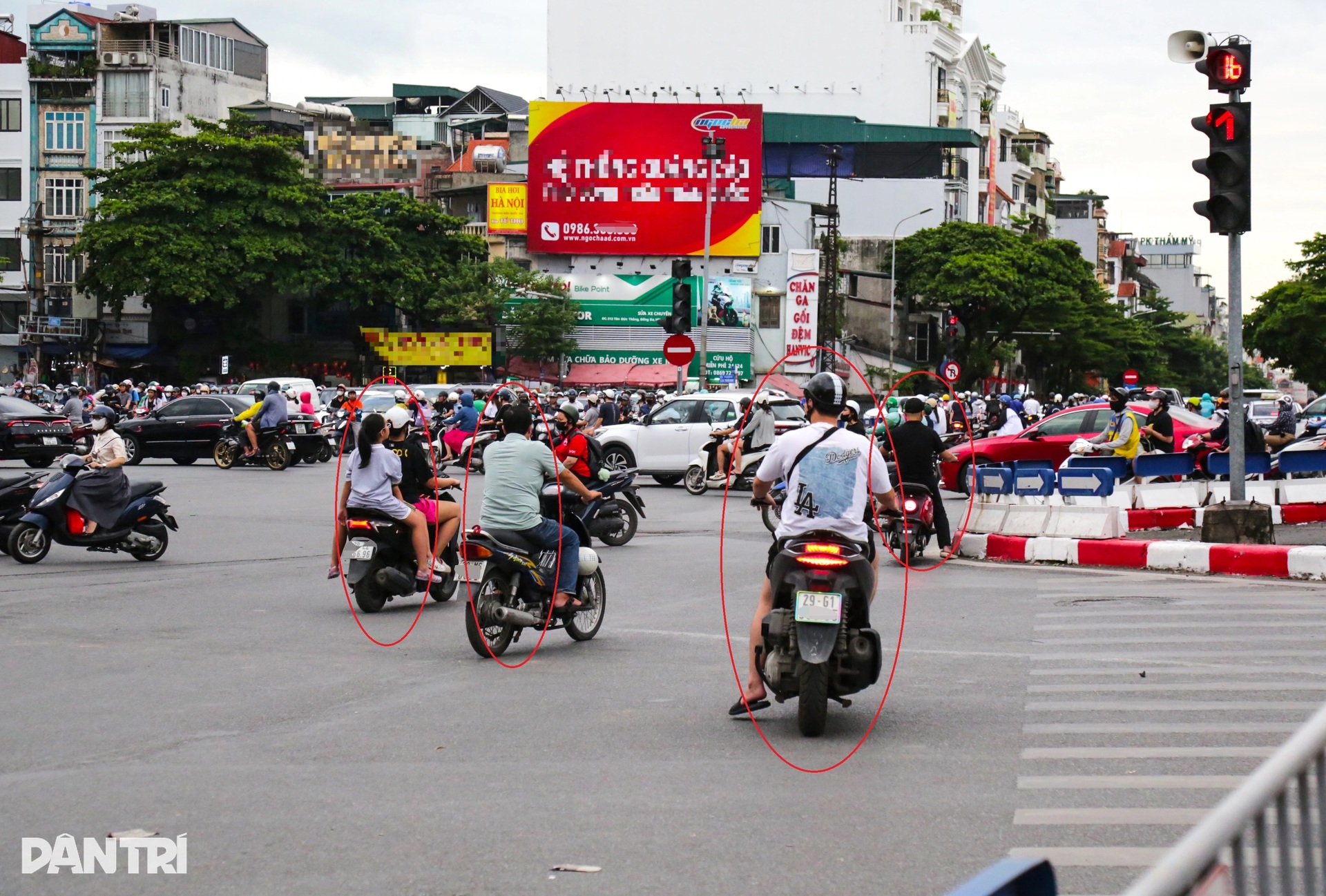 Bất chấp mức phạt nặng, nhiều lái xe máy và ô tô vẫn vượt đèn đỏ ở Hà Nội - 12 Bất chấp mức phạt nặng, nhiều lái xe máy và ô tô vẫn vượt đèn đỏ ở Hà Nội - 12
