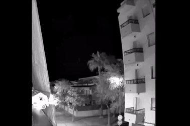 Nổi bật tuần qua: Khoảnh khắc UFO bay sát tòa nhà tại Mexico