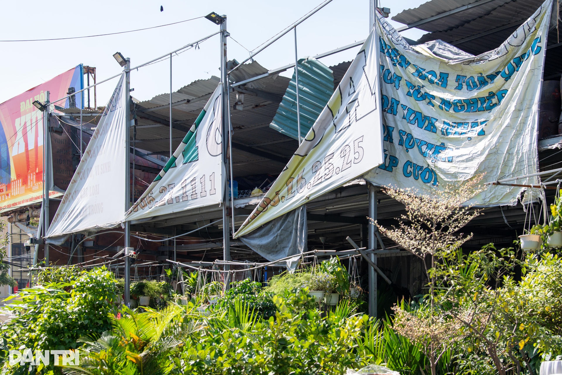 Ma trận bảng, biển quảng cáo gây mất mỹ quan đô thị Hà Nội - 9 Ma trận bảng, biển quảng cáo gây mất mỹ quan đô thị Hà Nội - 9