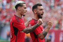 Tân đội trưởng tỏa sáng rực rỡ, Man Utd quật ngã Arsenal