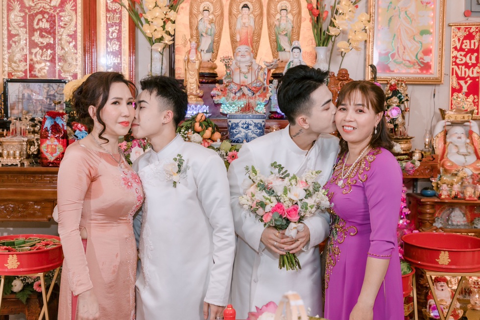 Chuyện đời kỳ lạ của cặp chồng già... mang thai, vợ trẻ vui làm bố - 6 Chuyện đời kỳ lạ của cặp chồng già... mang thai, vợ trẻ vui làm bố - 6