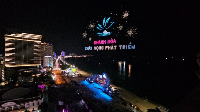 Sân khấu đêm khai mạc rực rỡ sắc màu với các tiết mục được đầu tư công phu