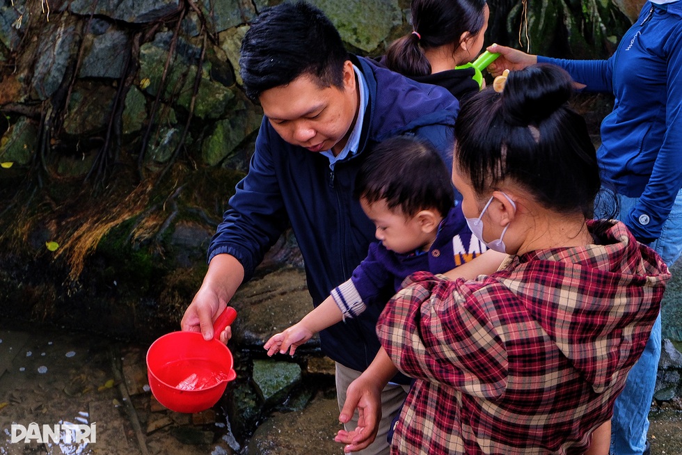 Người dân TPHCM rủ nhau rửa mặt ở ngôi miễu có mạch nước phun trào 150 năm - 4 Người dân TPHCM rủ nhau rửa mặt ở ngôi miễu có mạch nước phun trào 150 năm - 4