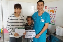 Gần 30 triệu đồng tiếp tục đến với cô bé câm điếc mô côi cha mẹ bị bệnh ung thư máu
