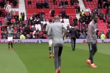 Các cầu thủ MU khởi động trước trận gặp Swansea