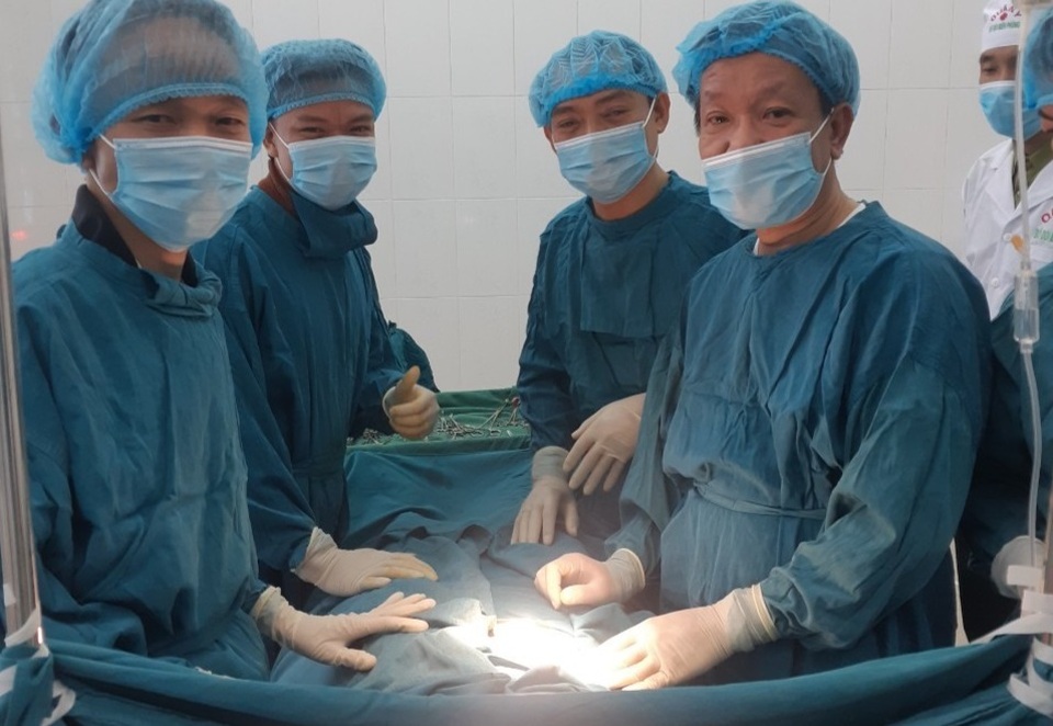 Quảng Trị: Vượt sóng cứu bệnh nhân bị ruột thừa cấp trên đảo Cồn Cỏ - 1 Quảng Trị: Vượt sóng cứu bệnh nhân bị ruột thừa cấp trên đảo Cồn Cỏ - 1