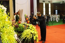 Nhân dân đội mưa tới viếng nguyên Tổng Bí thư Lê Khả Phiêu