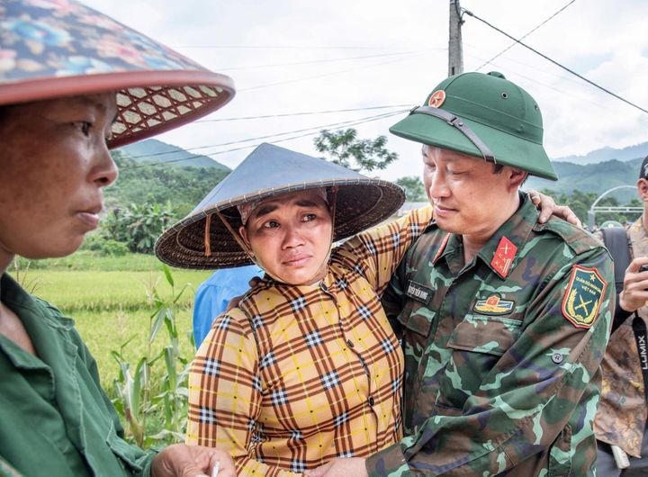 Người đàn ông mất cả gia đình bật khóc chia tay bộ đội ở Làng Nủ - 2