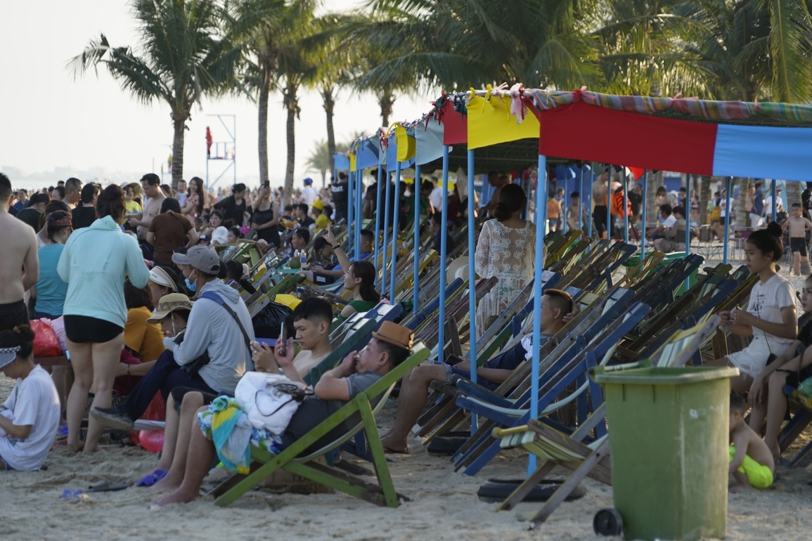 Nghìn người đổ về biển Quảng Ninh giải nhiệt nắng nóng - 3 Nghìn người đổ về biển Quảng Ninh giải nhiệt nắng nóng - 3