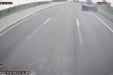 Tránh xe chuyển làn đột ngột, chiếc Lexus lật nghiêng trên đường cao tốc