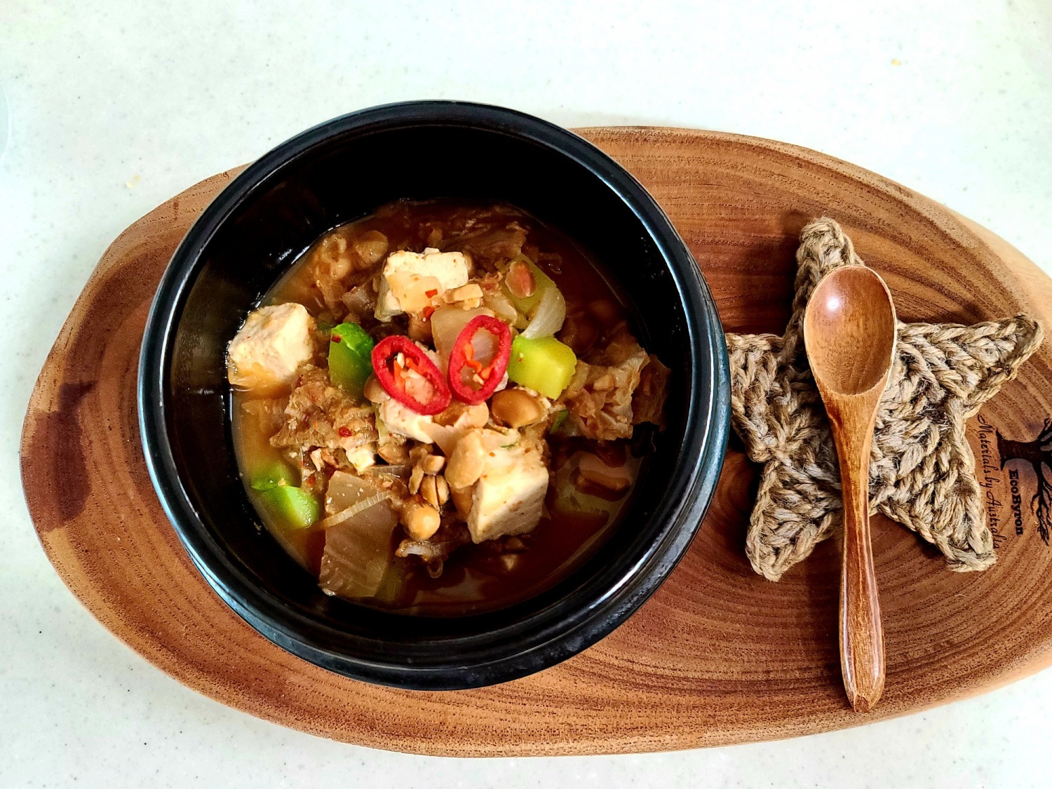 Canh tương đậu lên men (Cheonggukjang Jjigae) tiếp tục là món ăn thách thức vị giác và khứu giác của thực khách. Cheonggukjang là loại tương đậu nành có mùi hôi tạo nên hương vị khác lạ cho món ăn này. Khi bạn thêm hỗn hợp tương đậu nành vào súp, mùi hương này khiến nhiều thực khách không dám thử. Tệ hơn, mùi hương còn lưu lại trong thời gian dài, khiến nhiều người e ngại khi ăn (Ảnh: 10000recipe).