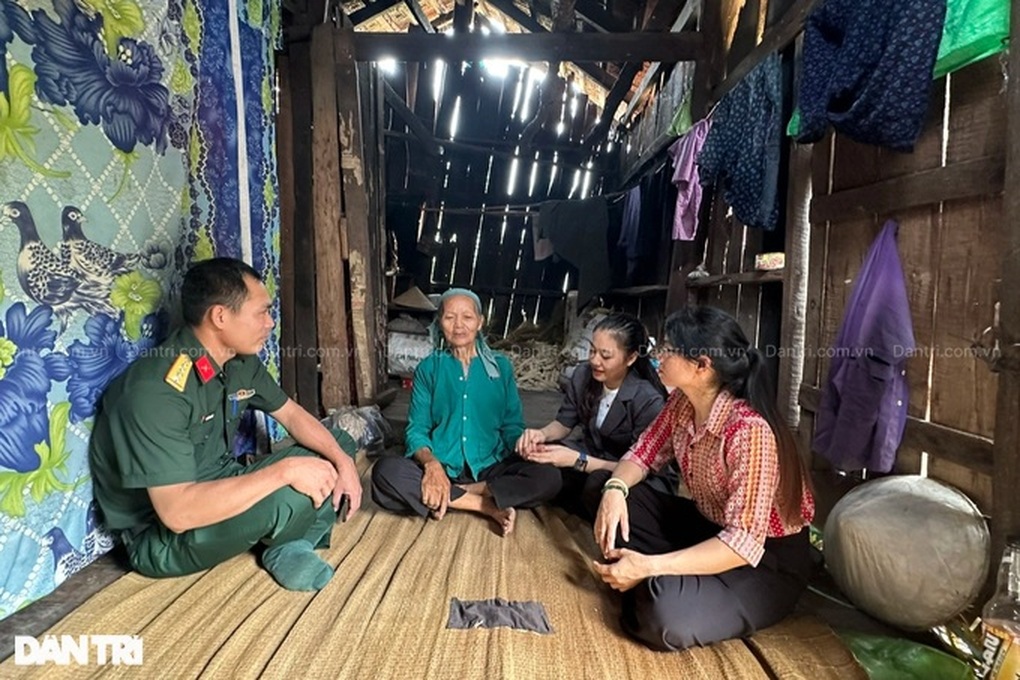 Thương cụ bà lủi thủi một mình trong căn nhà rách nát, nguy cơ sập - 5 Thương cụ bà lủi thủi một mình trong căn nhà rách nát, nguy cơ sập - 5