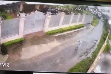 Khoảnh khắc gió mạnh thổi bức tường đổ đè cô gái bất tỉnh