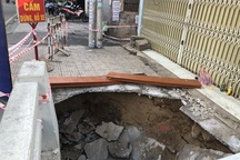 Ngỡ ngàng, xe máy dựng trên vỉa hè bỗng bị hố "tử thần" nuốt chửng