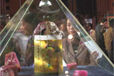 Trưng bày viên đá quý lớn nhất Việt Nam