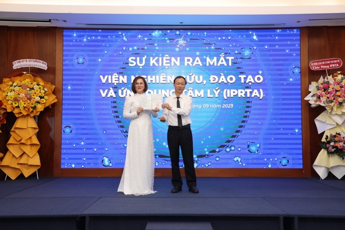 GS.TS Vũ Dũng - Chủ tịch Hội Tâm lý học xã hội Việt Nam trao Quyết định thành lập cho lãnh đạo Viện IPRTA.