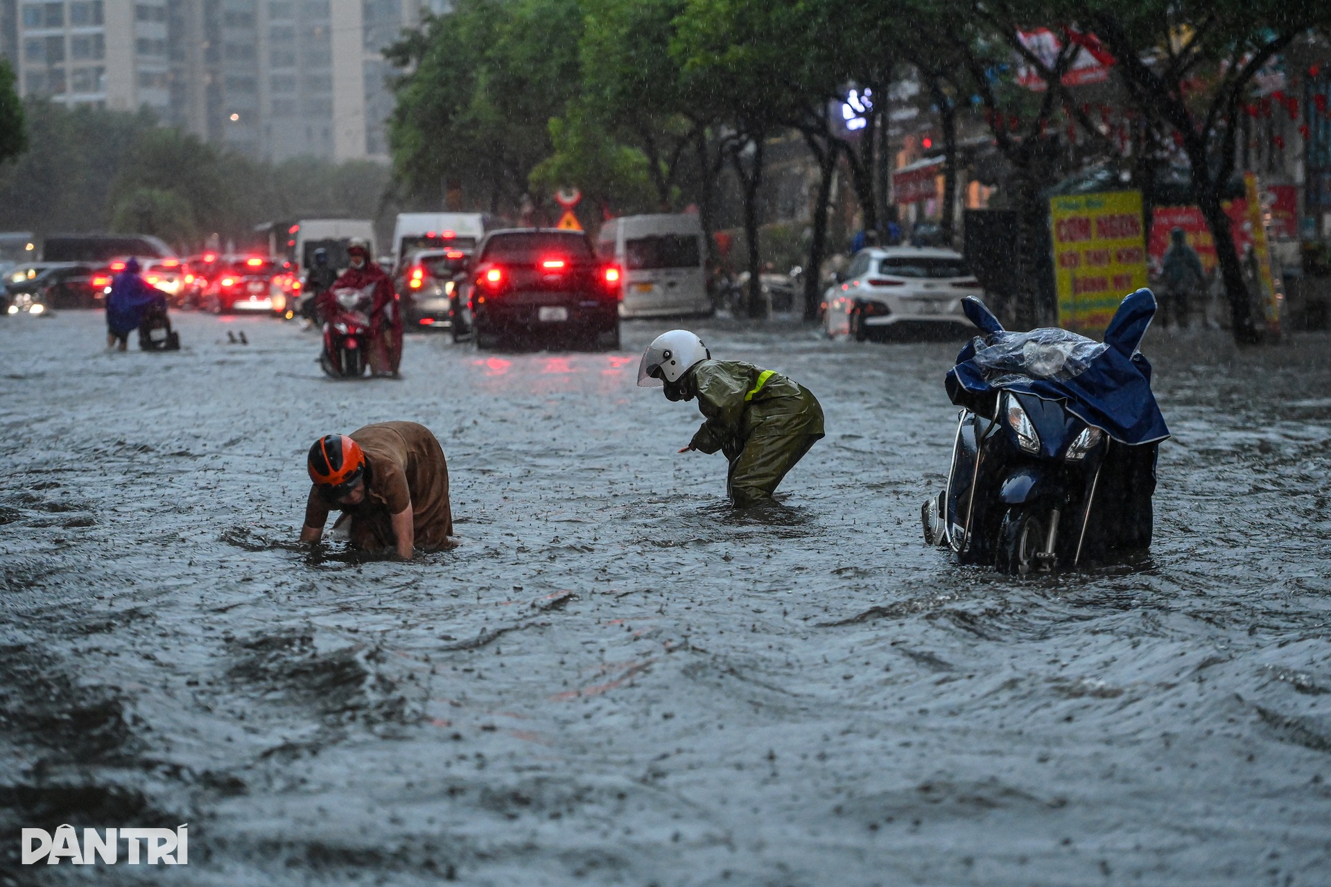 Nhiều đường Hà Nội ngập sâu, người dân lắp máy bơm, đắp bao cát chống ngập - 11 Nhiều đường Hà Nội ngập sâu, người dân lắp máy bơm, đắp bao cát chống ngập - 11