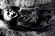 Bí ẩn cô gái bị chôn với chim sẻ trong miệng