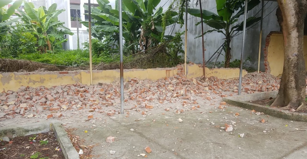 Tường bao trường học ngả ra đường, khu dân cư sống trong thắc thỏm - 4 Tường bao trường học ngả ra đường, khu dân cư sống trong thắc thỏm - 4