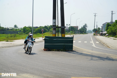 Hàng loạt cột điện "vô duyên" đứng giữa đường thành phố Hà Tĩnh