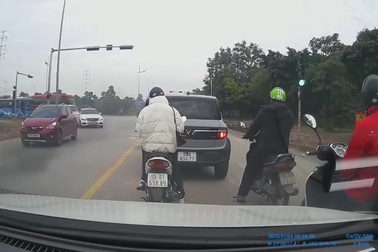 Xe ben giành đường để vượt ở góc cua hẹp hết sức nguy hiểm