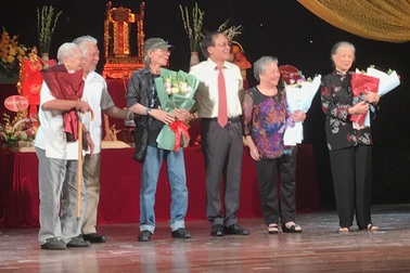 Nghệ sĩ “mừng mừng tủi tủi” khi hội ngộ trong ngày Giỗ Tổ nghề sân khấu