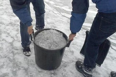 Lạ lùng hiện tượng tuyết đen như than