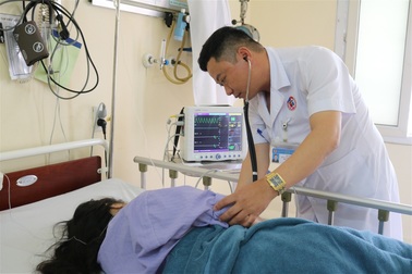 Mẩn đỏ toàn thân, đau bụng nguy kịch sau ăn trứng kiến