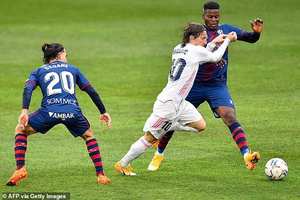 Varane lập cú đúp, Real Madrid ngược dòng thắng đội cuối bảng - 2 Varane lập cú đúp, Real Madrid ngược dòng thắng đội cuối bảng - 2