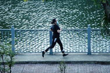 Chưa hết giãn cách xã hội, đường phố Sài Gòn đã đông đúc trở lại