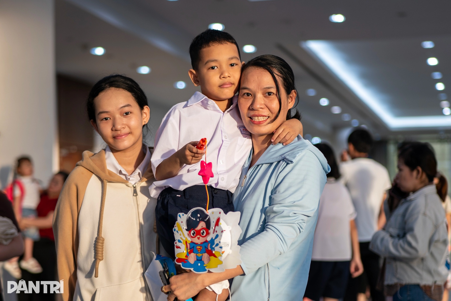 Rước đèn, phá cỗ giữa 1.000 nụ cười con em công nhân ở TPHCM - 10 Rước đèn, phá cỗ giữa 1.000 nụ cười con em công nhân ở TPHCM - 10