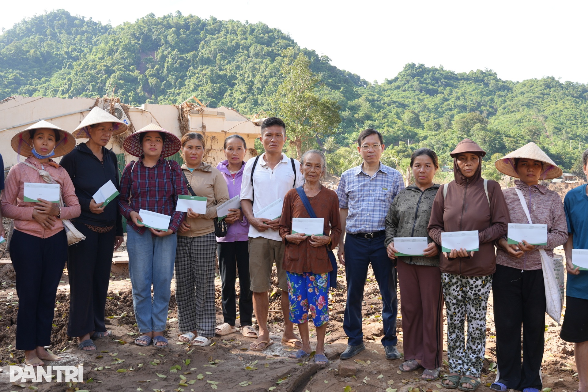 Báo Dân trí tổng kết chương trình hỗ trợ người dân vùng lũ ở Nghệ An - 8 Báo Dân trí tổng kết chương trình hỗ trợ người dân vùng lũ ở Nghệ An - 8