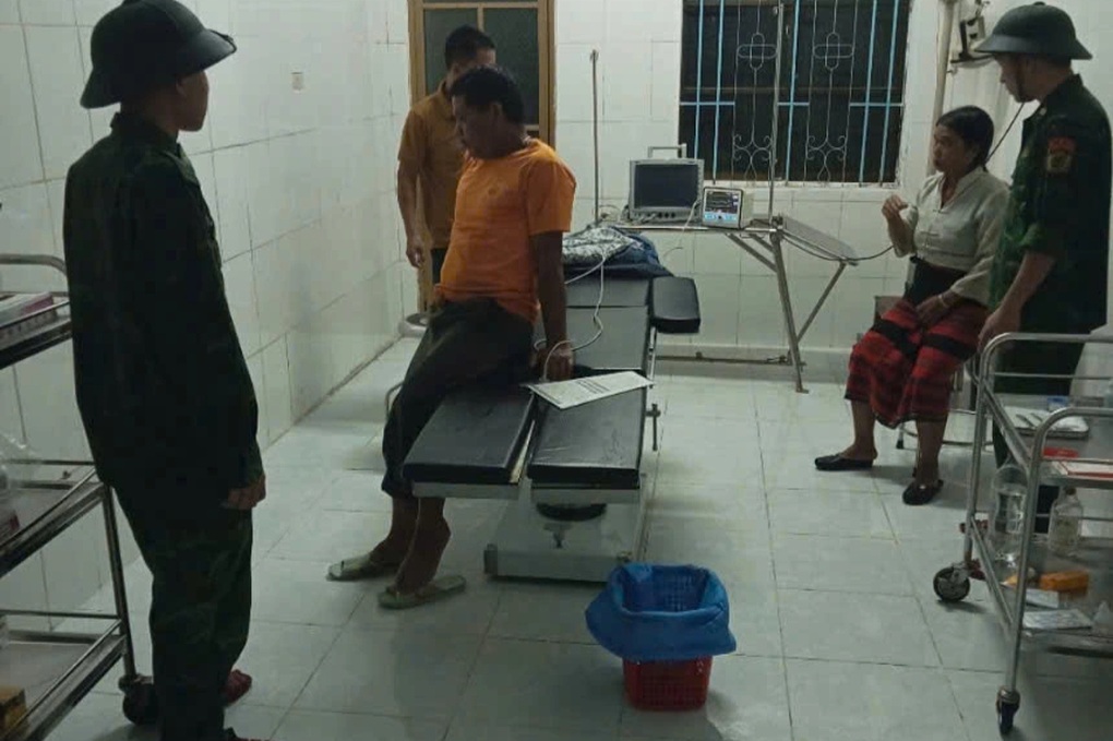 Sạt lở đất đá vùi lấp nhà dân, 6 người chạy thoát thân - 2 Sạt lở đất đá vùi lấp nhà dân, 6 người chạy thoát thân - 2