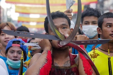 Ghê rợn với lễ hội dùng vật nhọn đâm xuyên cơ thể ở Thái Lan