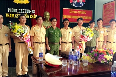 Khen thưởng trạm CSGT liên tục "phá án" "đỉnh"