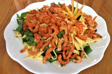 Chua chua, giòn giòn gỏi xoài tôm khô