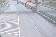 Chạy xe ngược chiều trên cao tốc, tài xế bị phạt 17 triệu đồng