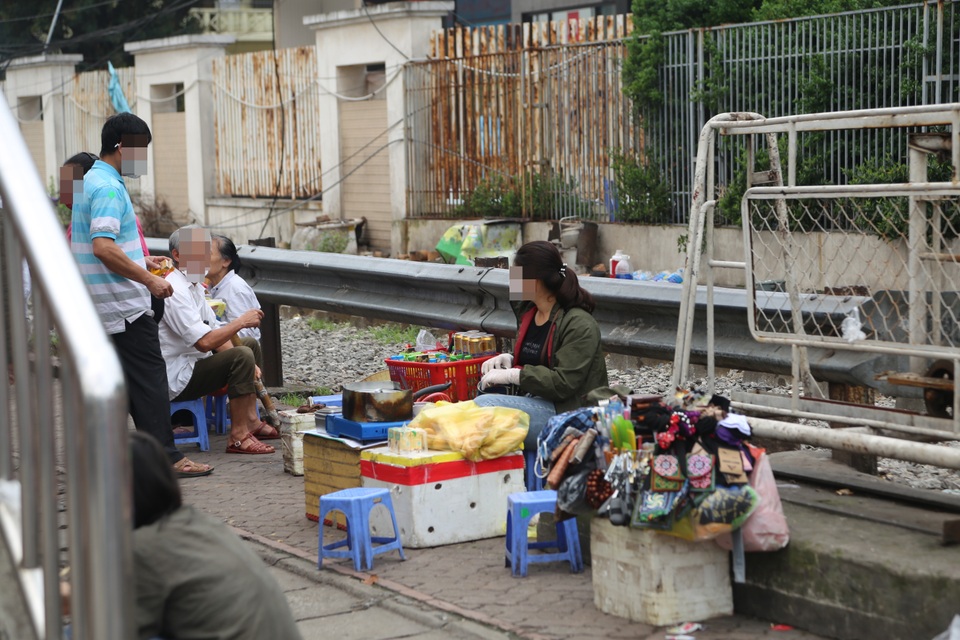 Ổ dịch Bạch Mai siết chặt kiểm tra y tế người ra vào - 11 Ổ dịch Bạch Mai siết chặt kiểm tra y tế người ra vào - 11