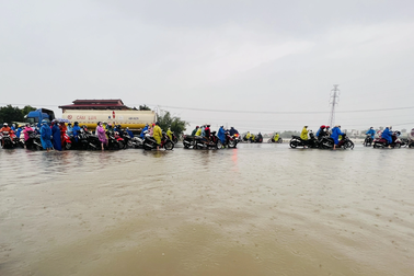 Quốc lộ 1 ngập sâu sáng đầu tuần, hàng trăm công nhân trễ giờ làm