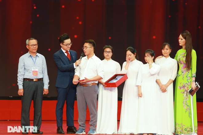 Tôn vinh những ông Bụt, bà Tiên giữa đời thường - 19 Tôn vinh những ông Bụt, bà Tiên giữa đời thường - 19